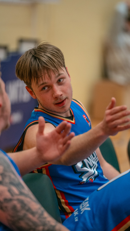 Basketbolisti sporta zālē