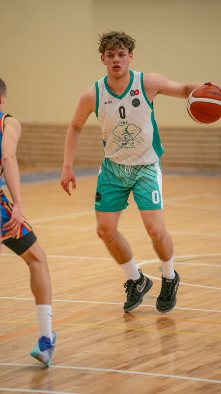 Basketbolisti sporta zālē