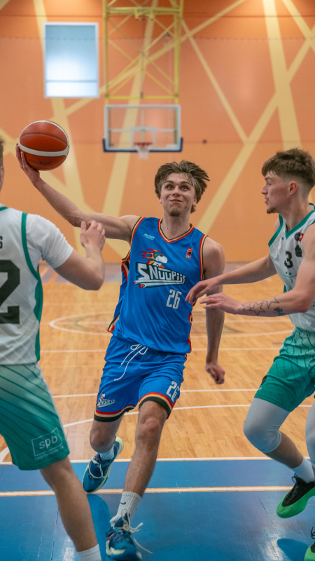Basketbolisti sporta zālē