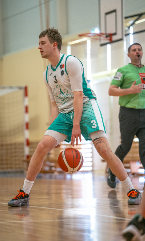Basketbolisti sporta zālē