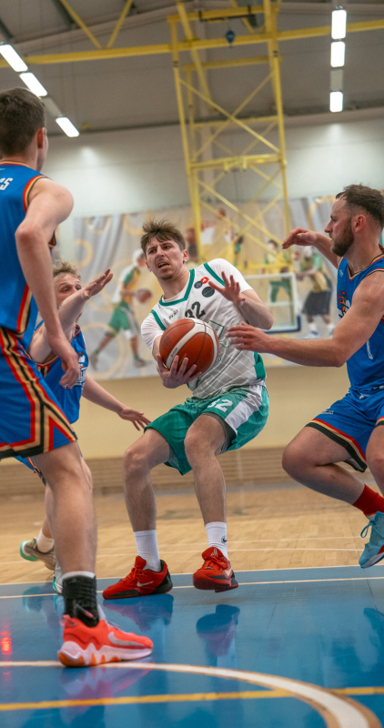 Basketbolisti sporta zālē