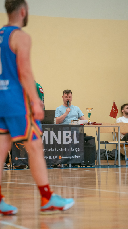 Basketbolisti sporta zālē