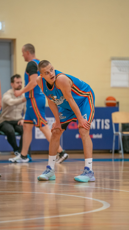 Basketbolisti sporta zālē