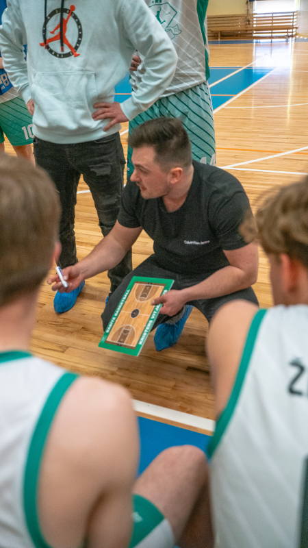 Basketbolisti sporta zālē