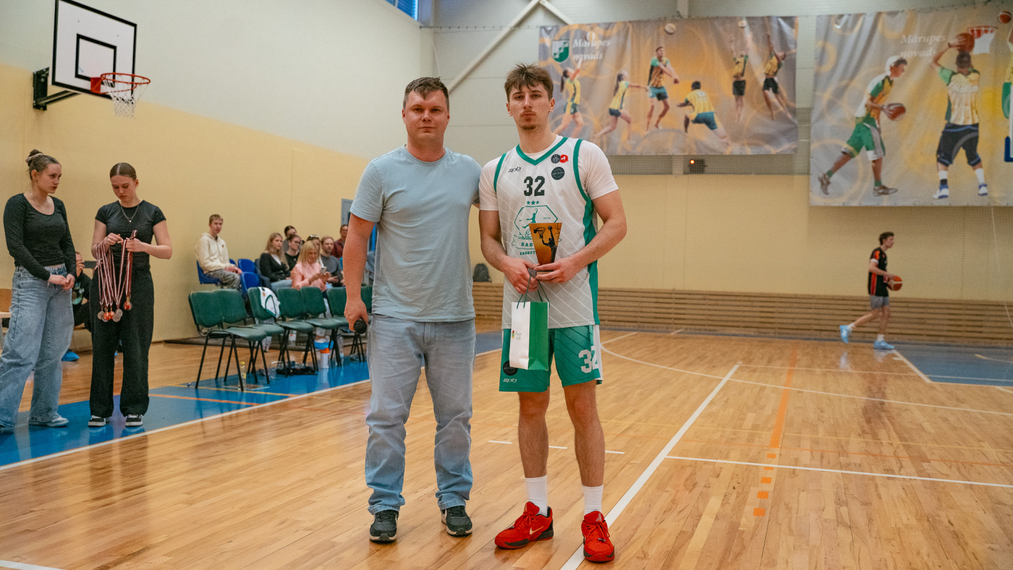 Basketbolisti sporta zālē