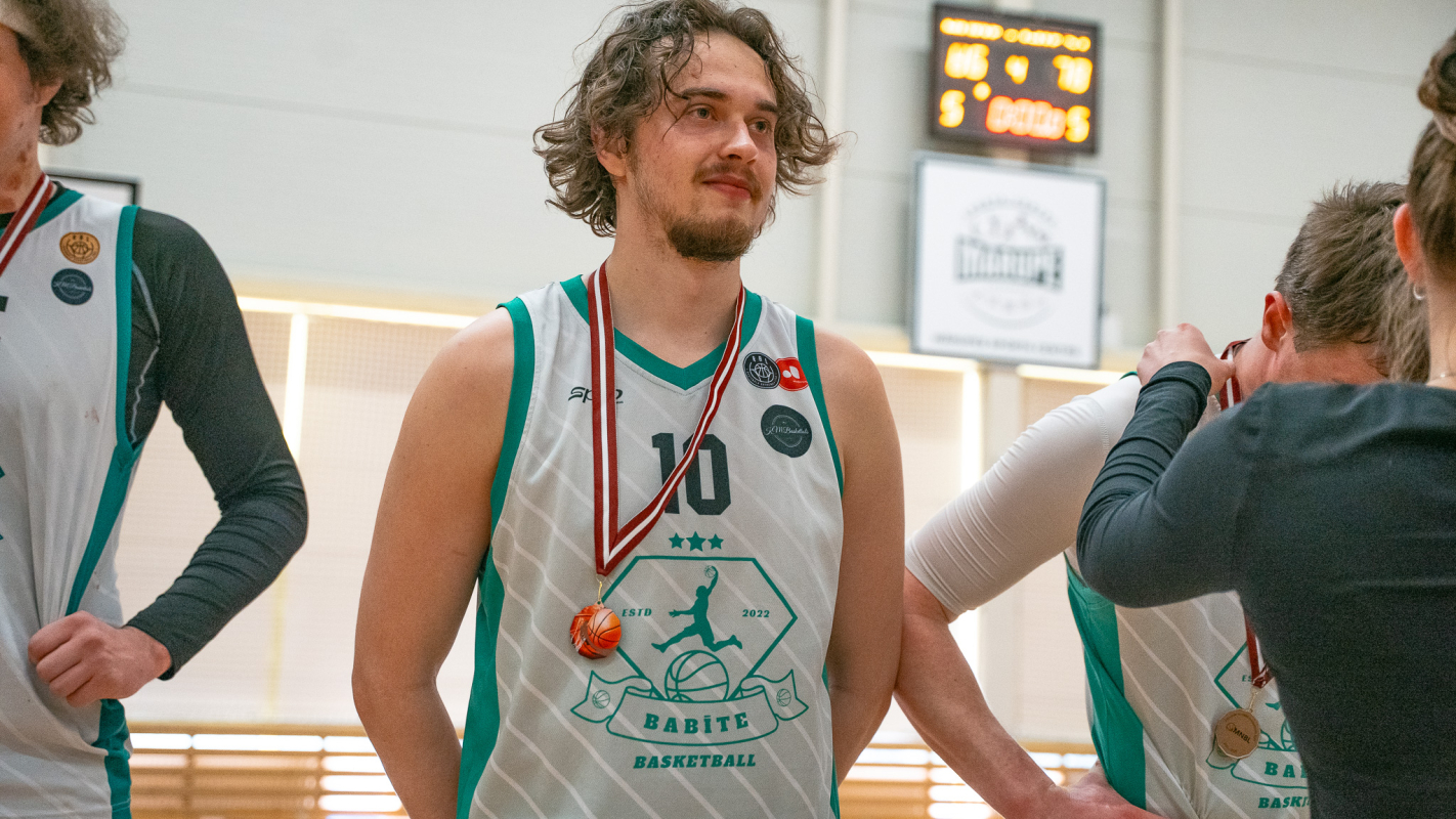 Basketbolisti sporta zālē