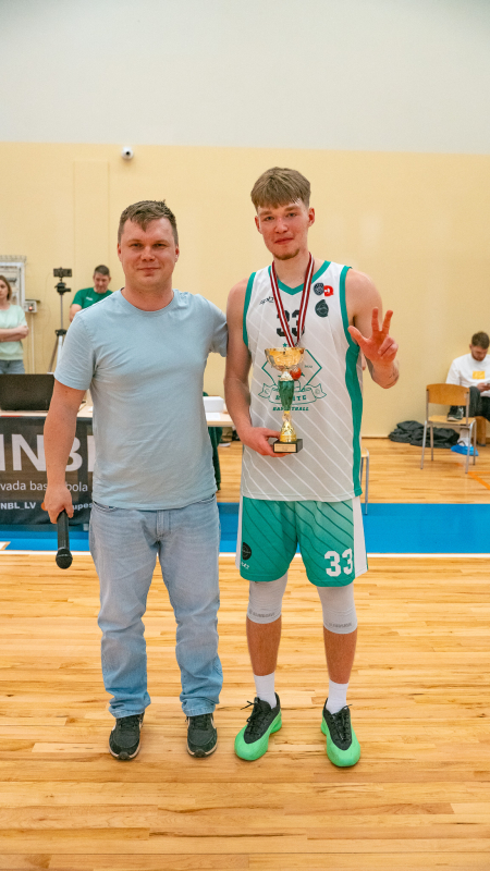 Basketbolisti sporta zālē