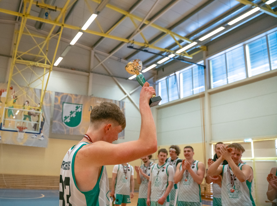 Basketbolisti sporta zālē