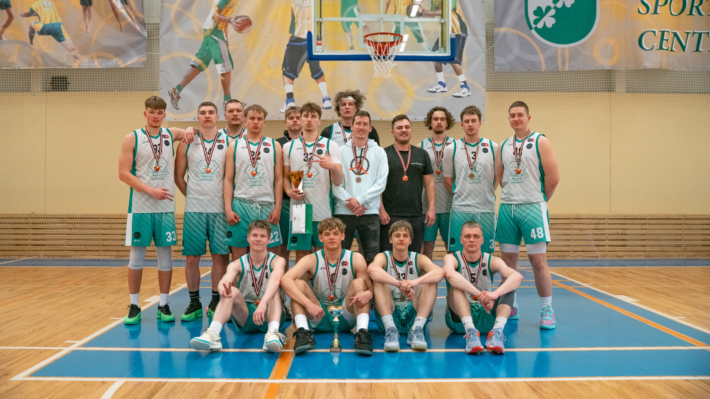Basketbolisti sporta zālē