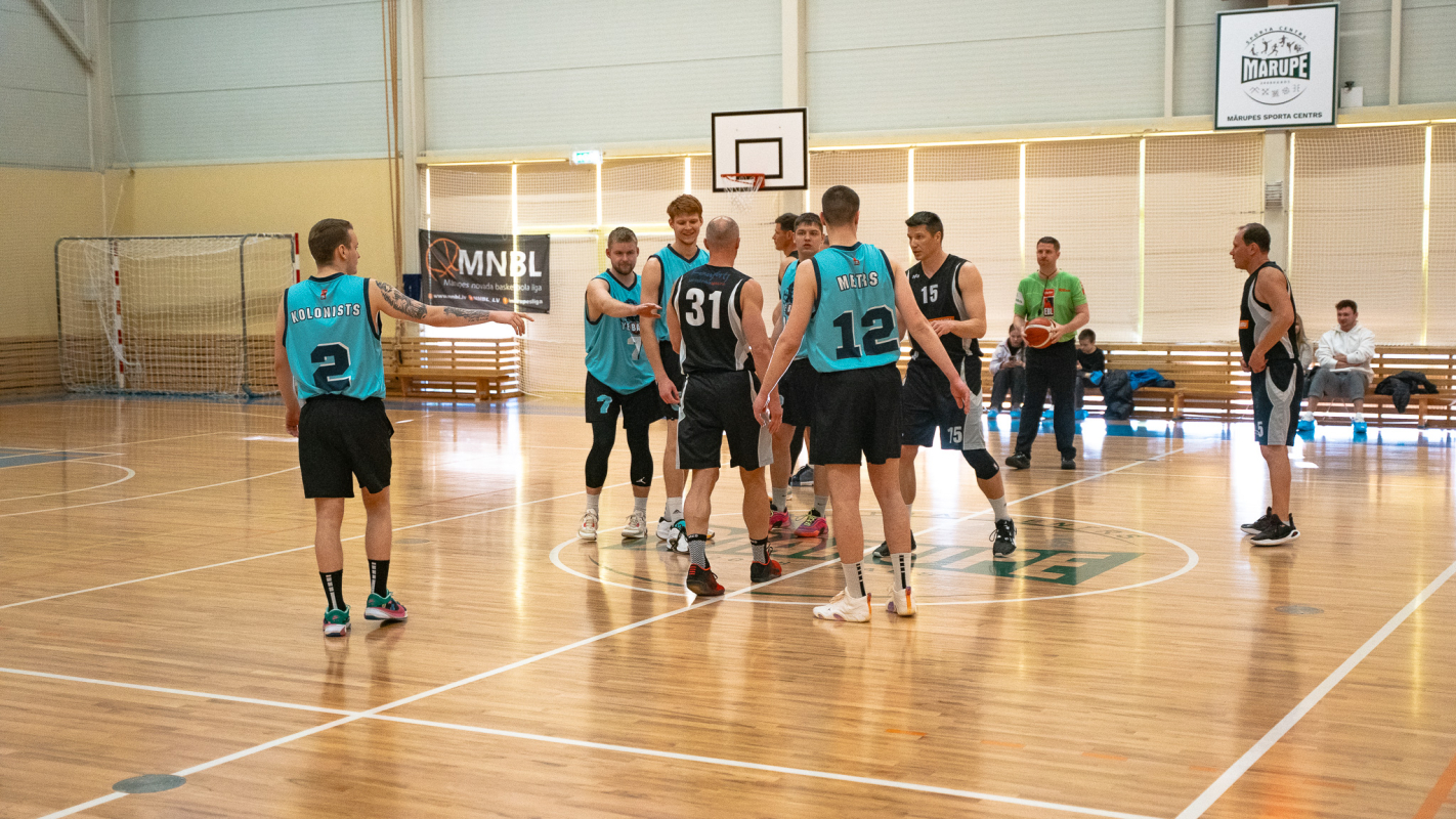 Basketbolisti sporta zālē