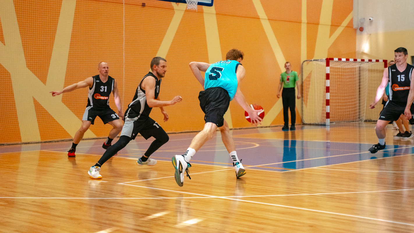 Basketbolisti sporta zālē