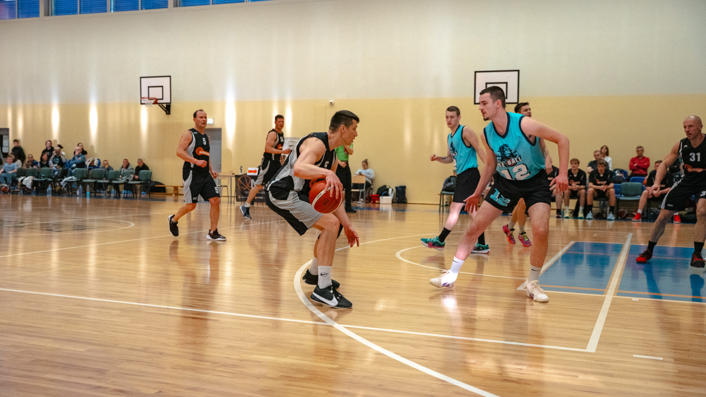 Basketbolisti sporta zālē