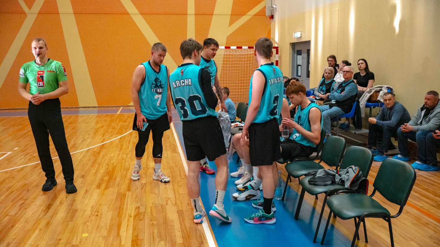 Basketbolisti sporta zālē