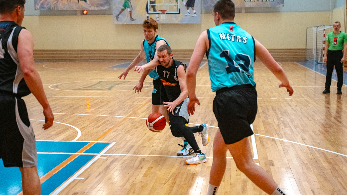 Basketbolisti sporta zālē