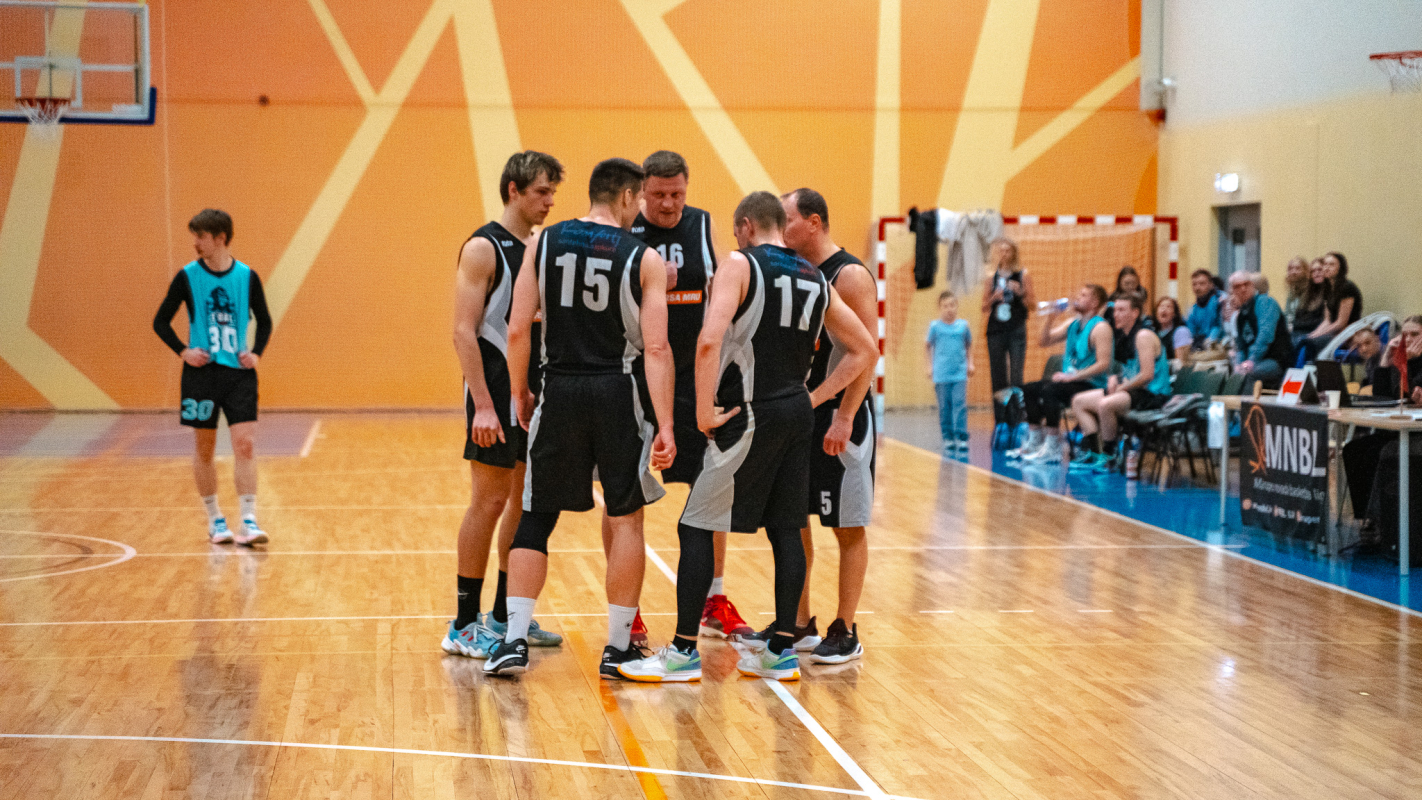 Basketbolisti sporta zālē