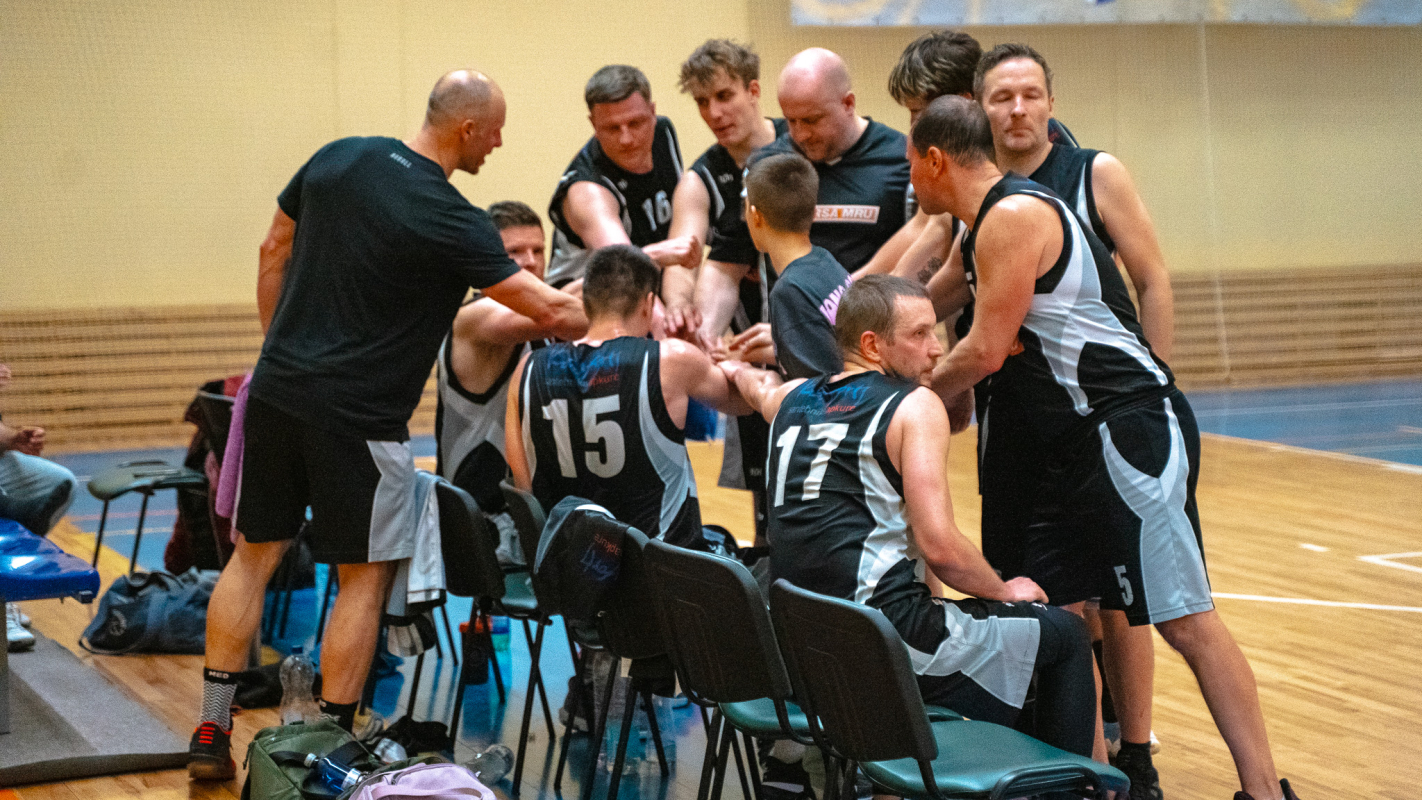 Basketbolisti sporta zālē