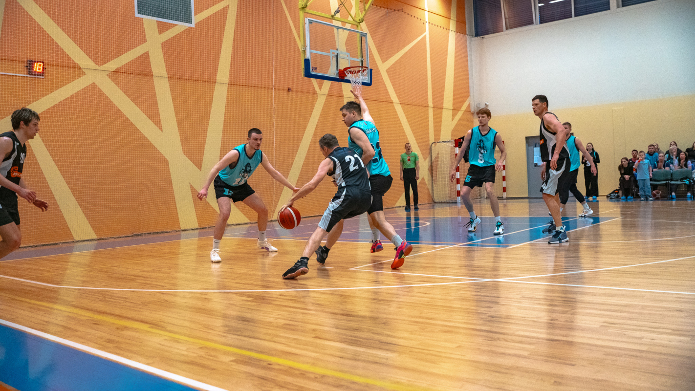 Basketbolisti sporta zālē