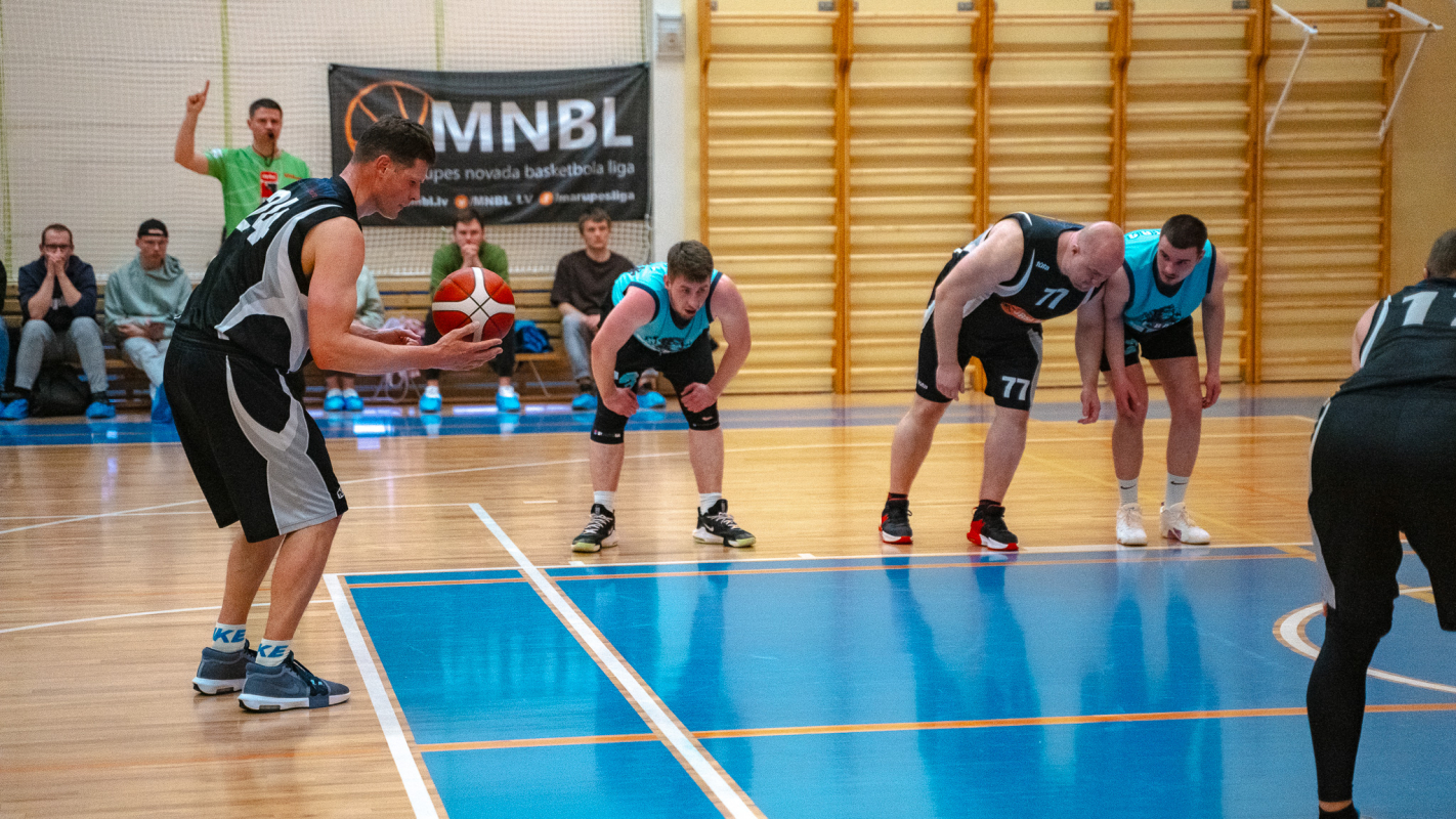 Basketbolisti sporta zālē