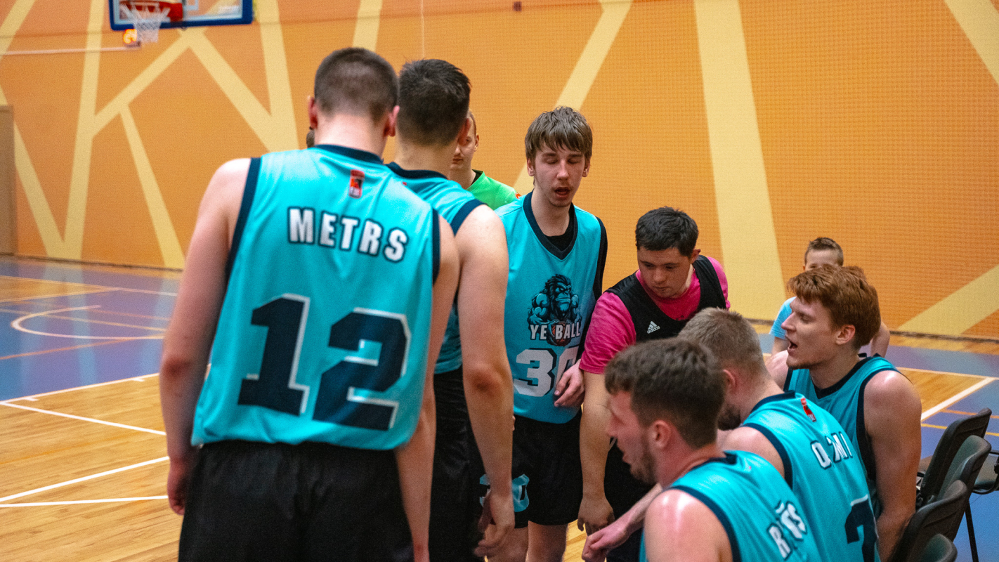 Basketbolisti sporta zālē