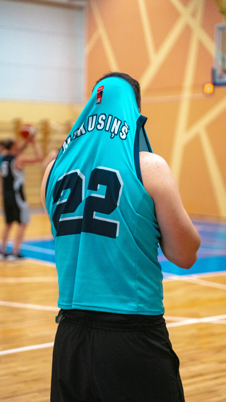 Basketbolisti sporta zālē