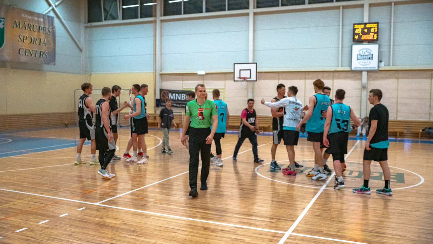 Basketbolisti sporta zālē