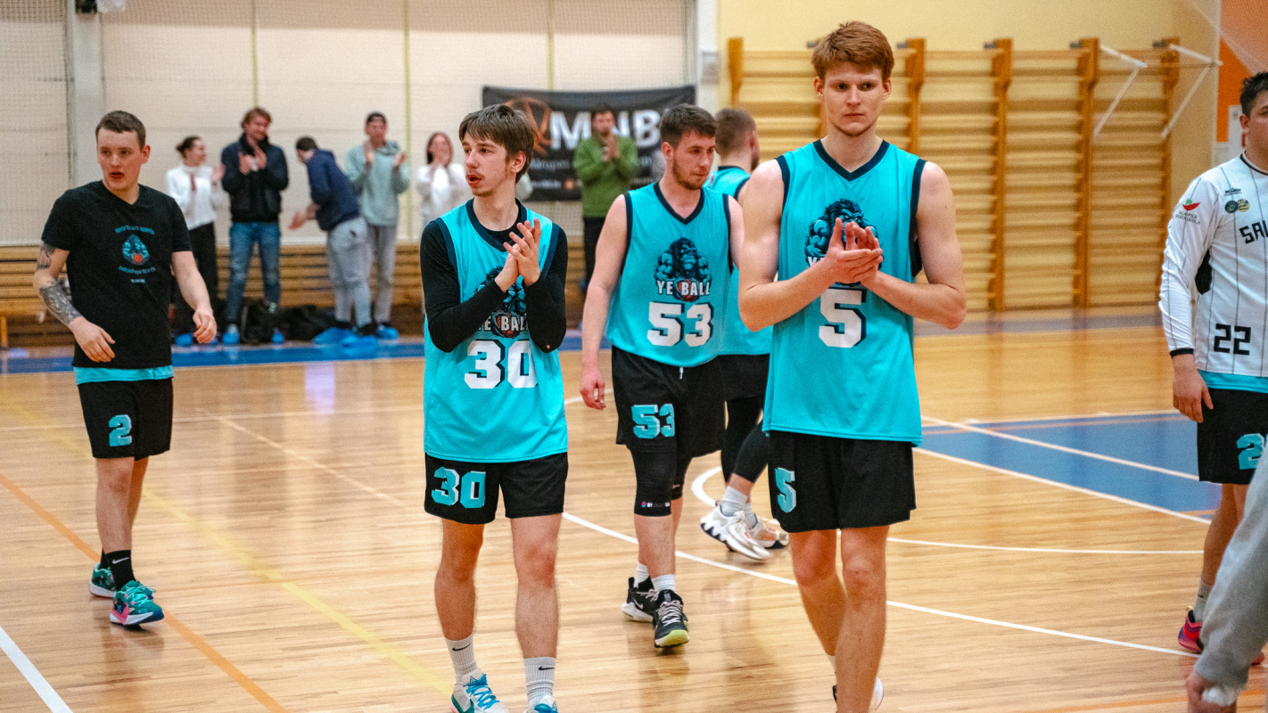 Basketbolisti sporta zālē