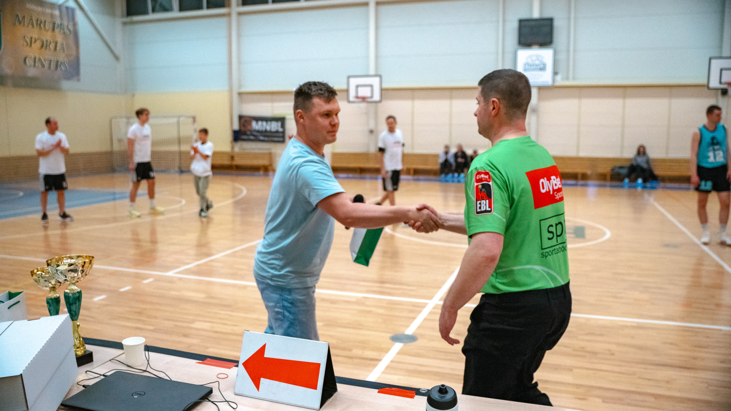Basketbolisti sporta zālē