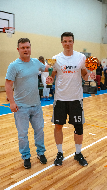 Basketbolisti sporta zālē