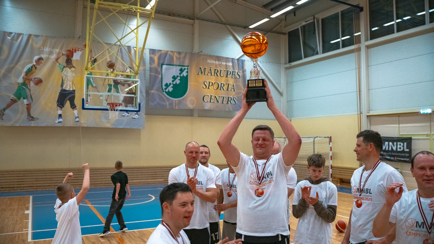 Basketbolisti sporta zālē