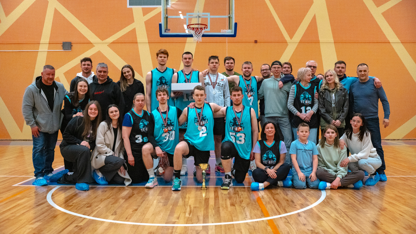 Basketbolisti sporta zālē