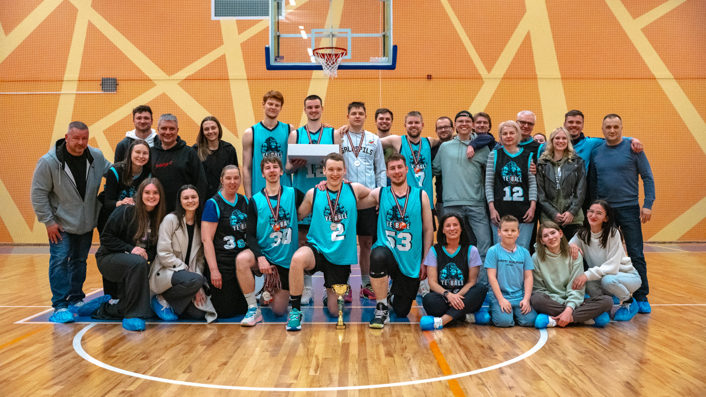Basketbolisti sporta zālē