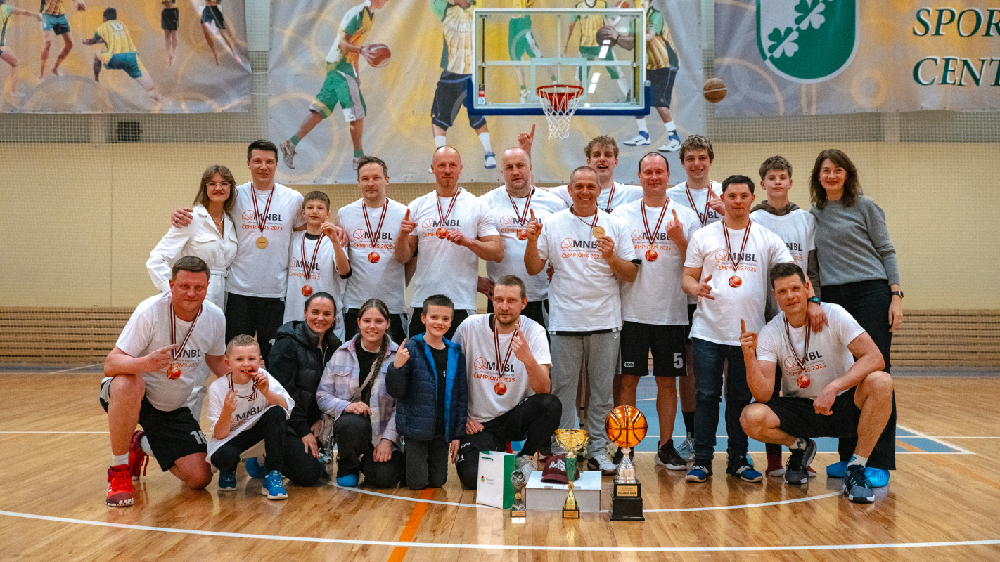 Basketbolisti sporta zālē