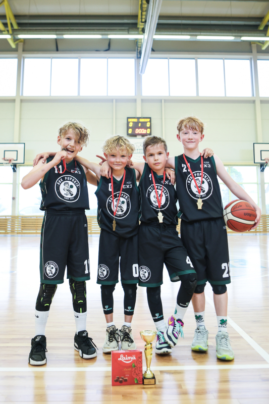Puiši spēlē basketbola sporta zālē