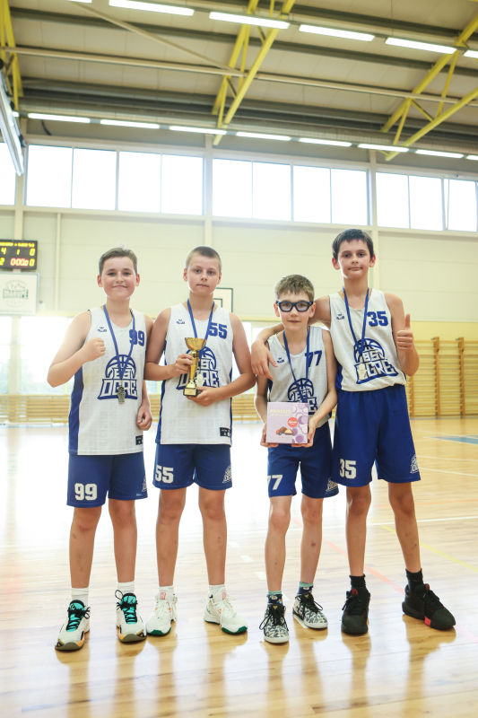 Puiši spēlē basketbola sporta zālē
