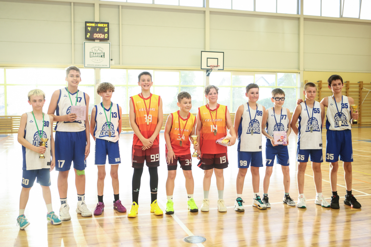 Puiši spēlē basketbola sporta zālē