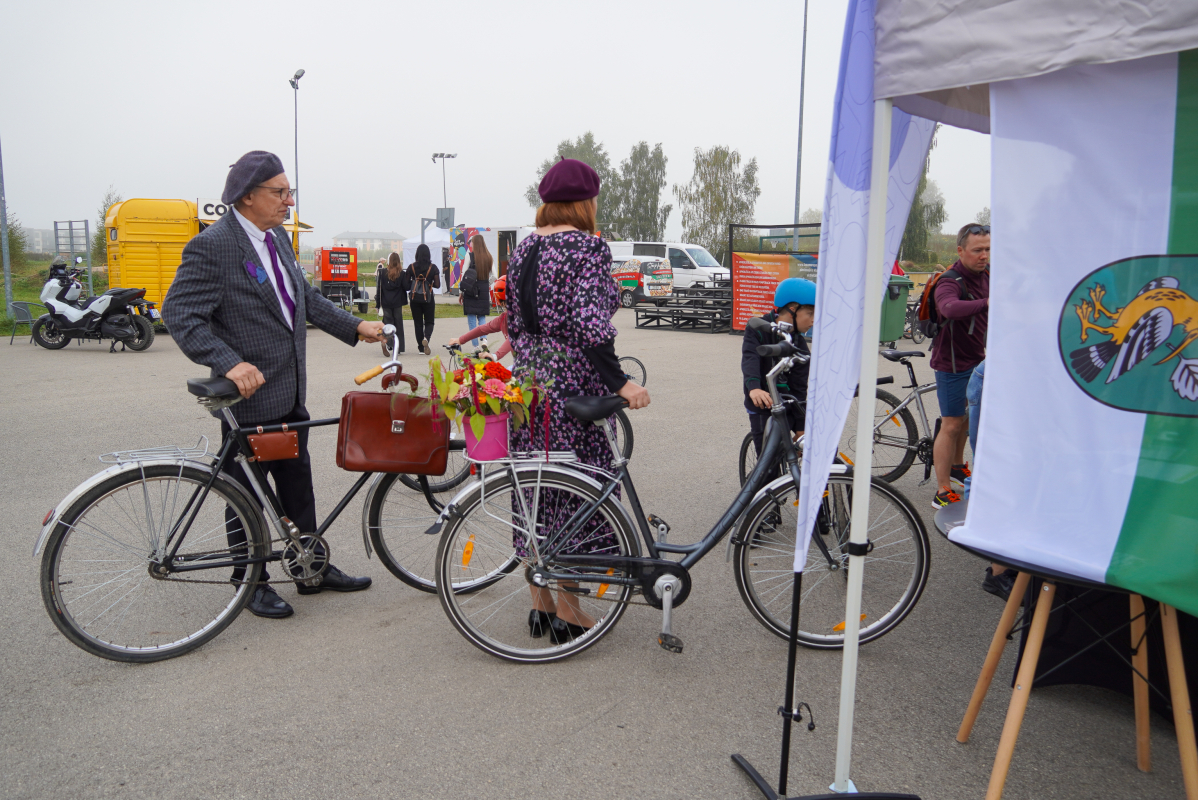 Bildē redzams Aktīvās tūrisma sezonas noslēguma velo brauciens Mārupes novadā