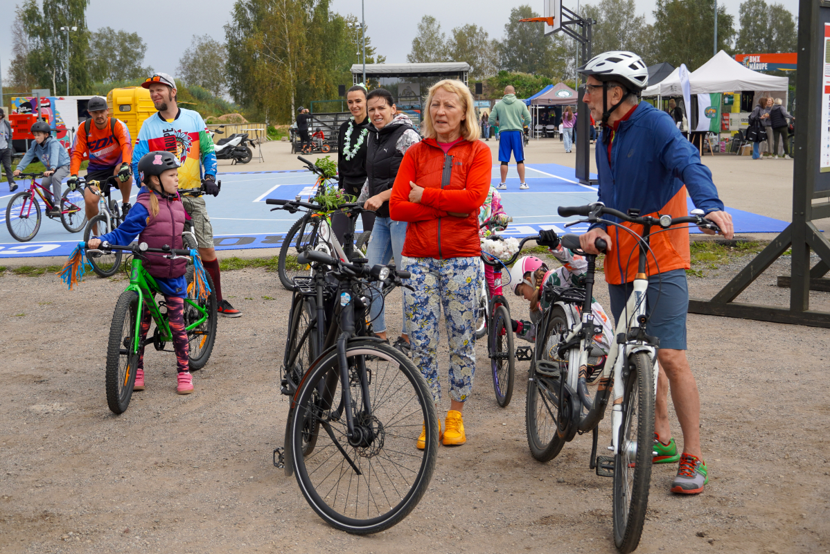 Bildē redzams Aktīvās tūrisma sezonas noslēguma velo brauciens Mārupes novadā