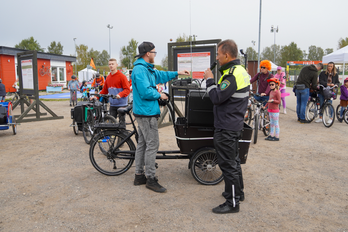 Bildē redzams Aktīvās tūrisma sezonas noslēguma velo brauciens Mārupes novadā