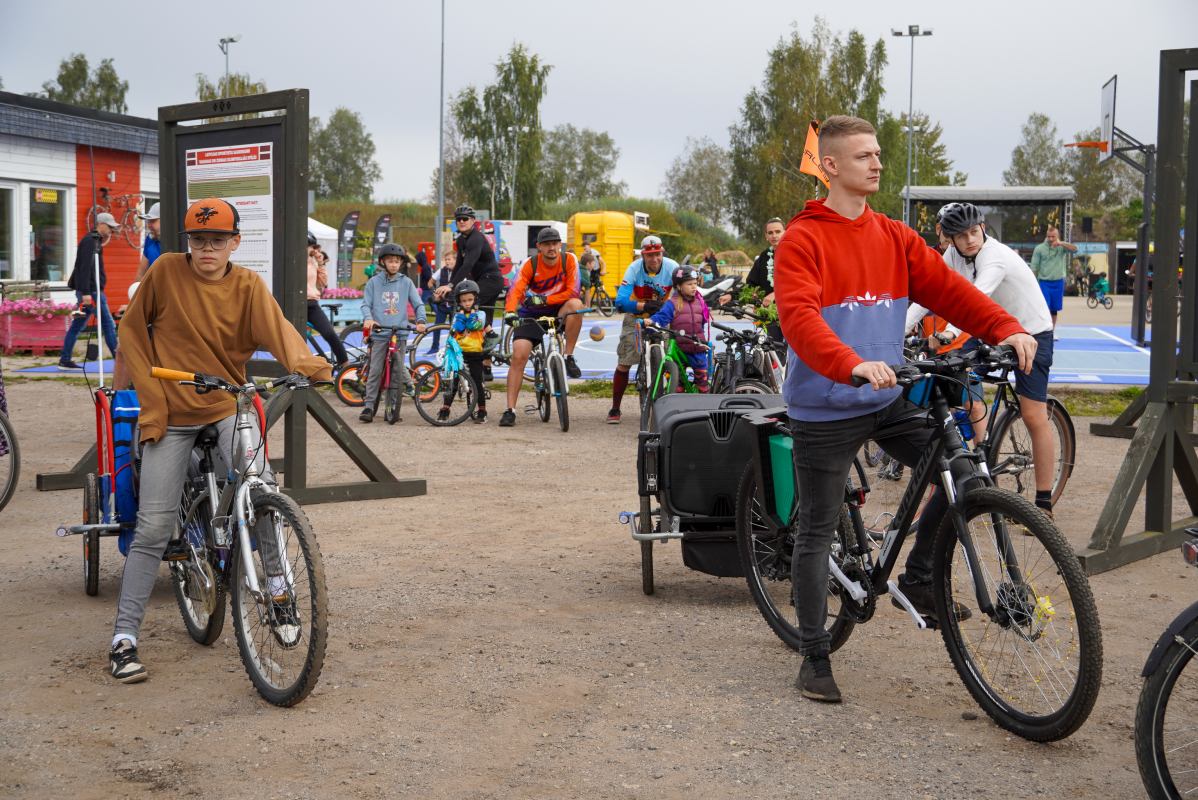 Bildē redzams Aktīvās tūrisma sezonas noslēguma velo brauciens Mārupes novadā