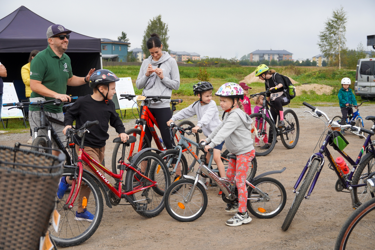 Bildē redzams Aktīvās tūrisma sezonas noslēguma velo brauciens Mārupes novadā