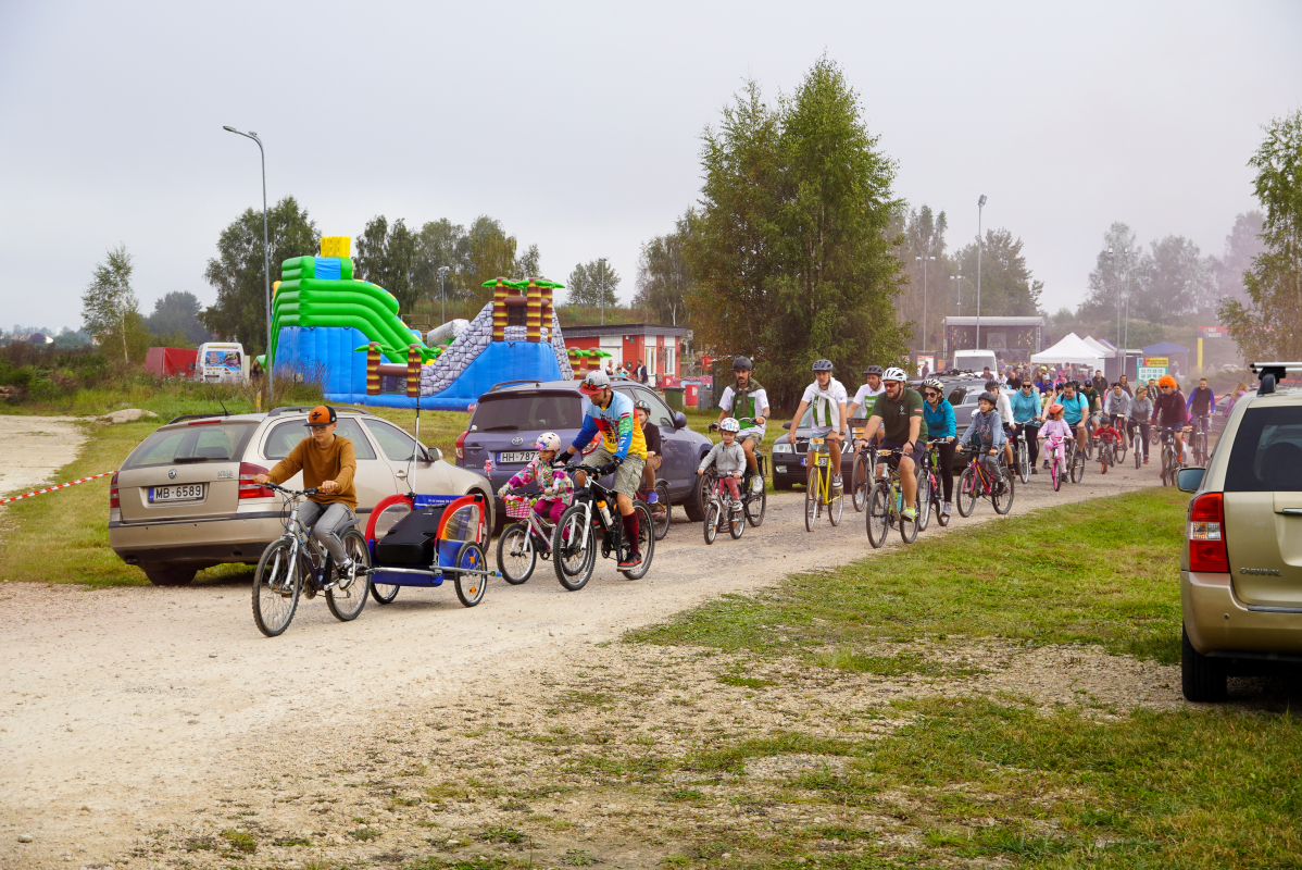 Bildē redzams Aktīvās tūrisma sezonas noslēguma velo brauciens Mārupes novadā