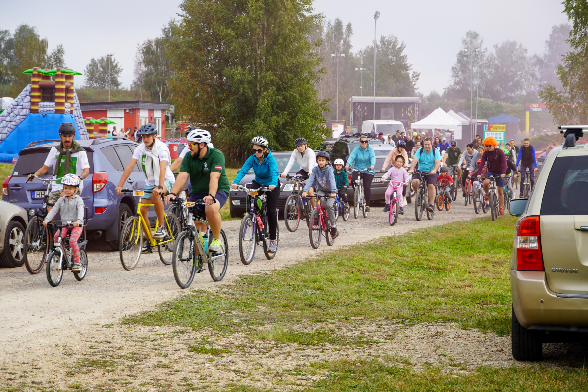 Bildē redzams Aktīvās tūrisma sezonas noslēguma velo brauciens Mārupes novadā