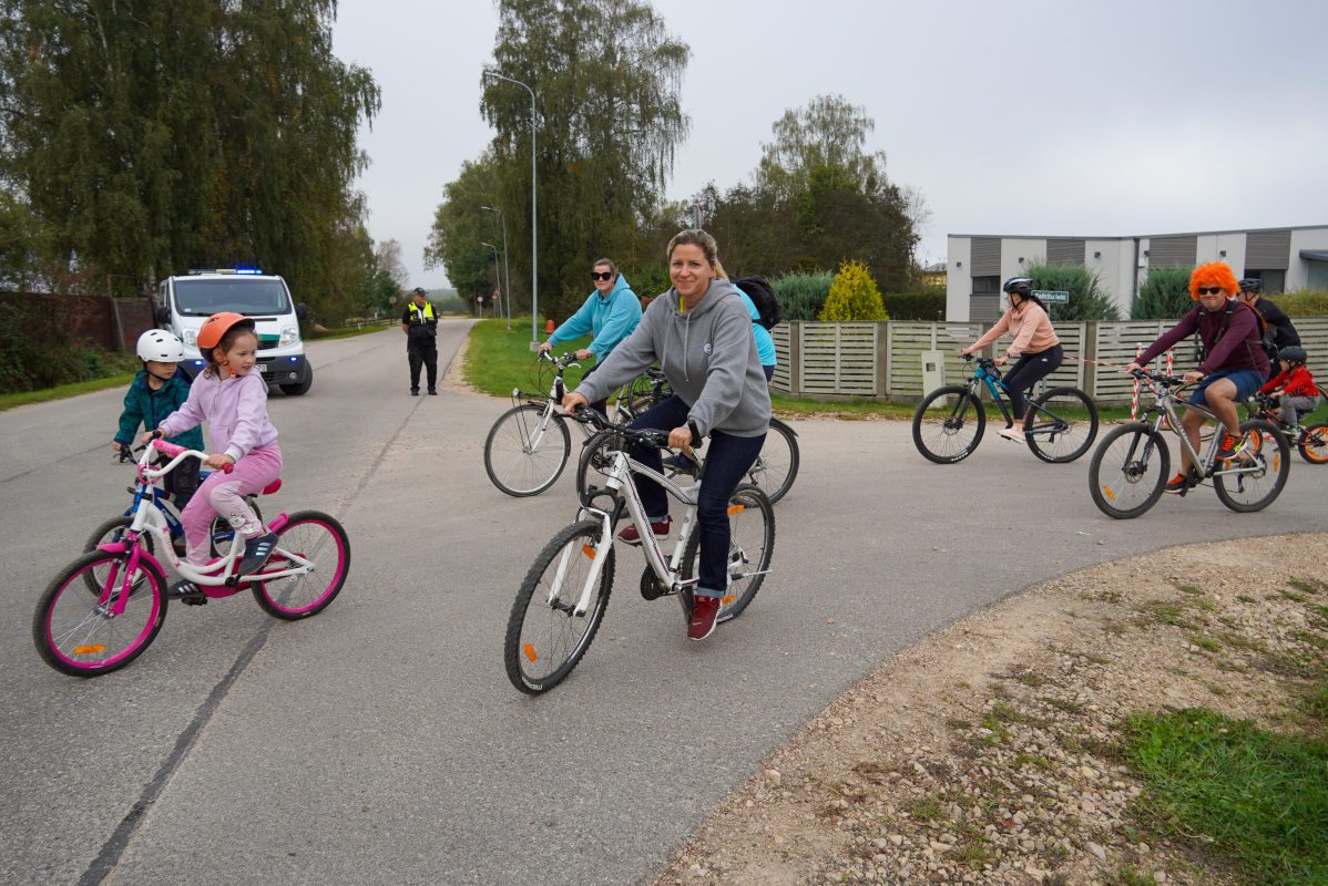 Bildē redzams Aktīvās tūrisma sezonas noslēguma velo brauciens Mārupes novadā