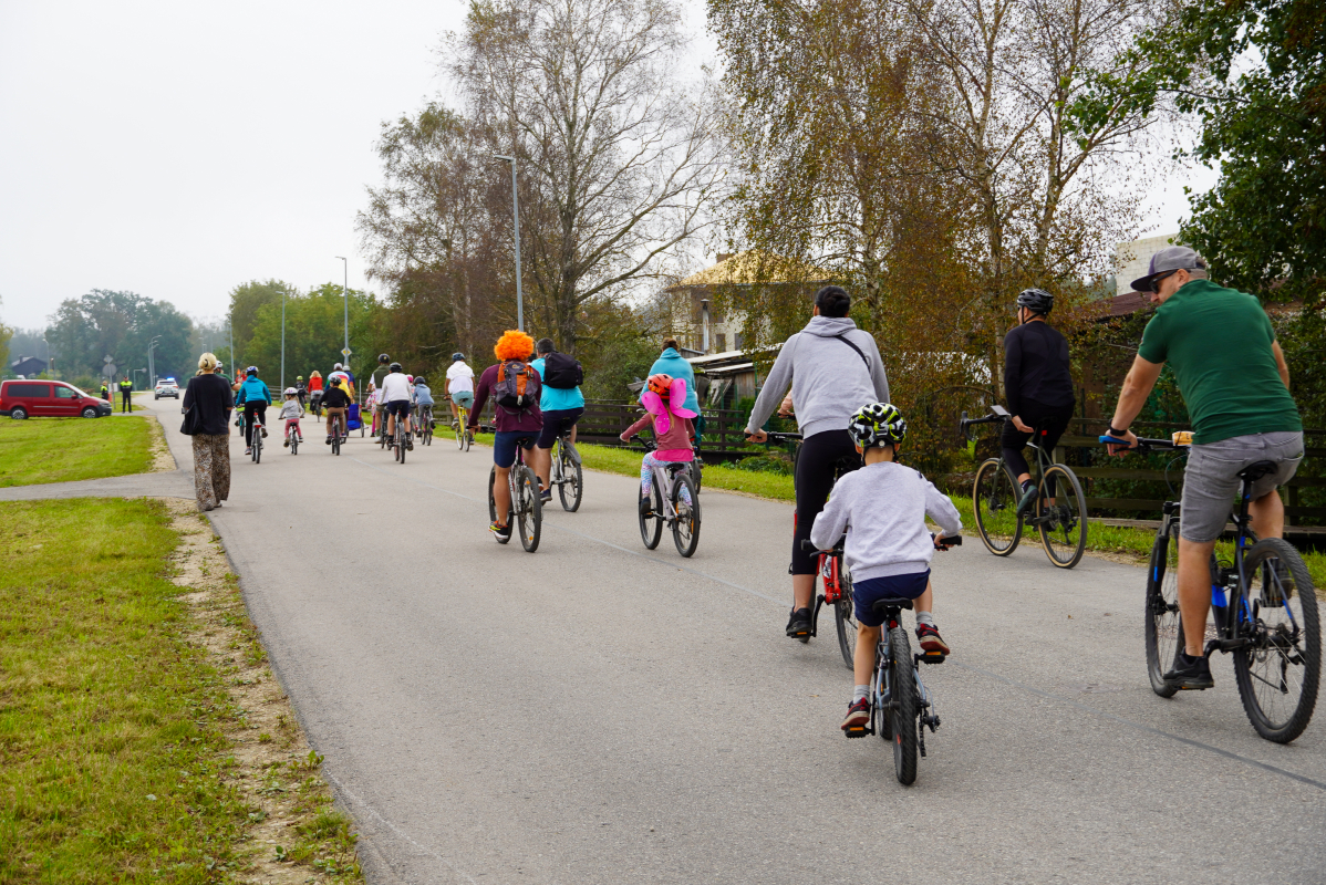 Bildē redzams Aktīvās tūrisma sezonas noslēguma velo brauciens Mārupes novadā