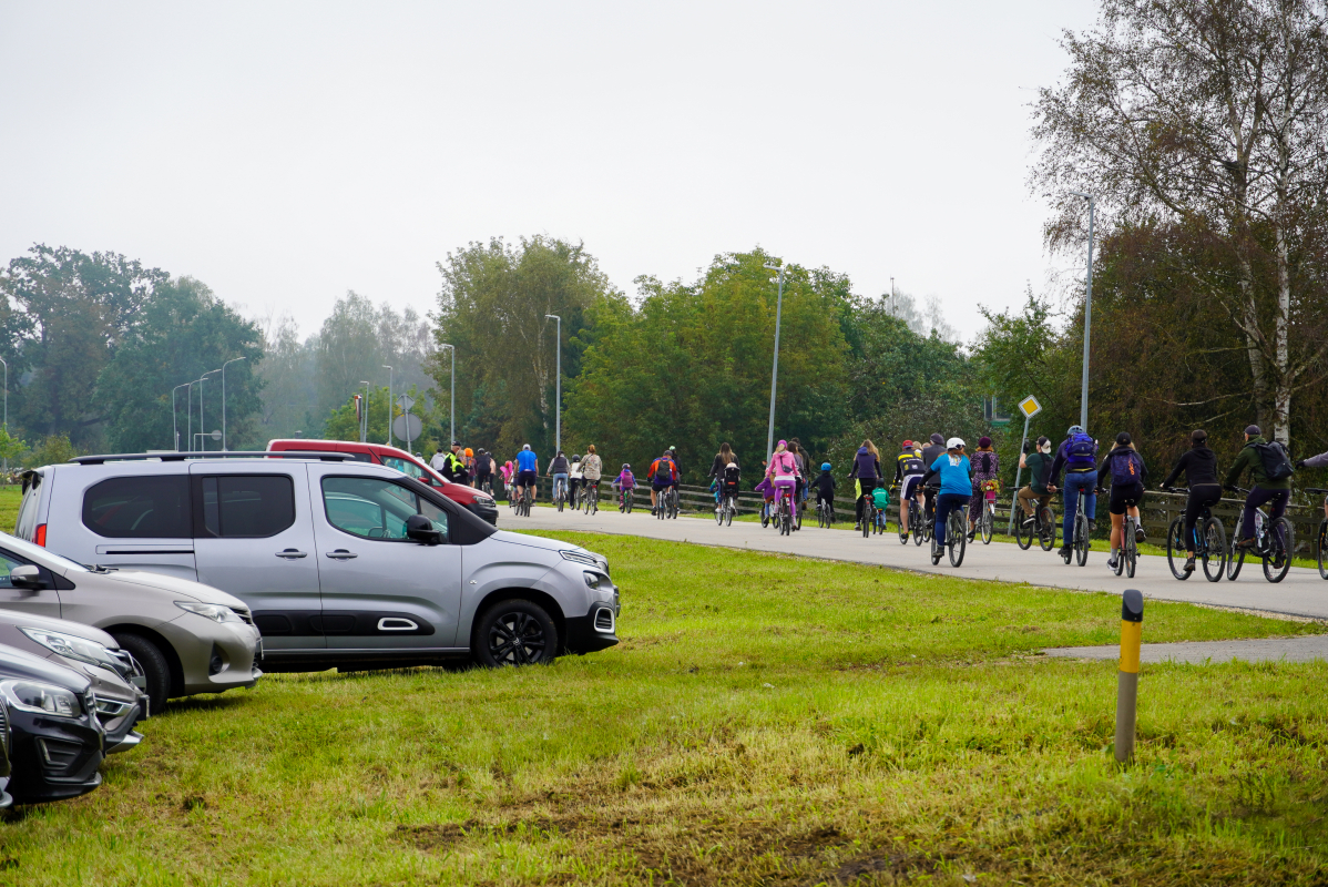 Bildē redzams Aktīvās tūrisma sezonas noslēguma velo brauciens Mārupes novadā