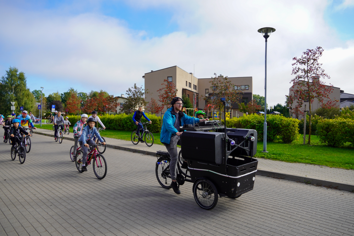 Bildē redzams Aktīvās tūrisma sezonas noslēguma velo brauciens Mārupes novadā