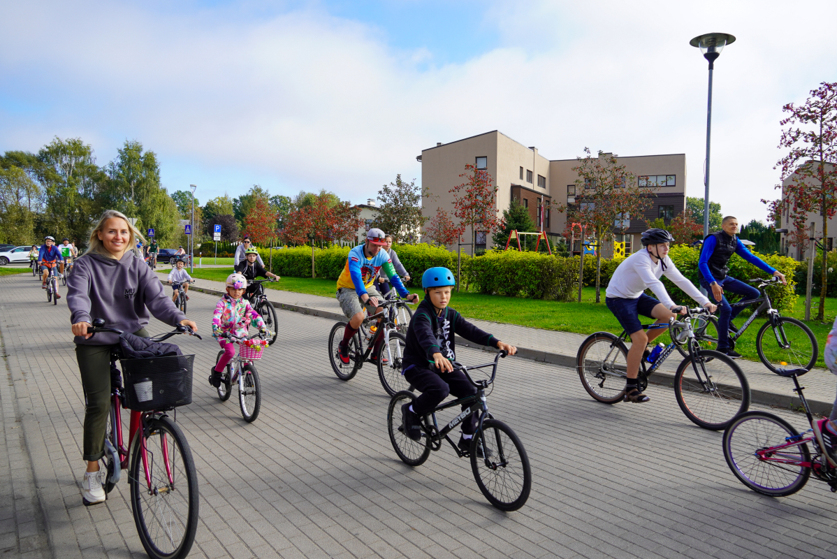 Bildē redzams Aktīvās tūrisma sezonas noslēguma velo brauciens Mārupes novadā