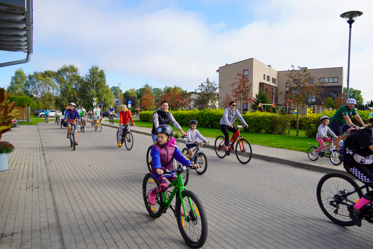Bildē redzams Aktīvās tūrisma sezonas noslēguma velo brauciens Mārupes novadā