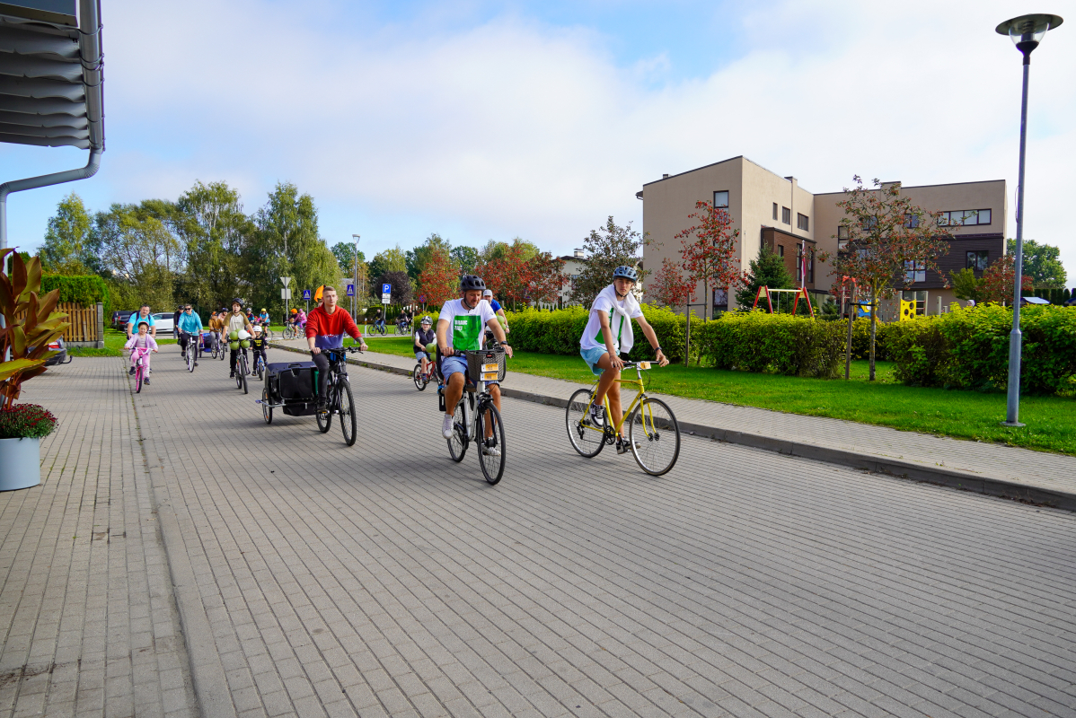 Bildē redzams Aktīvās tūrisma sezonas noslēguma velo brauciens Mārupes novadā