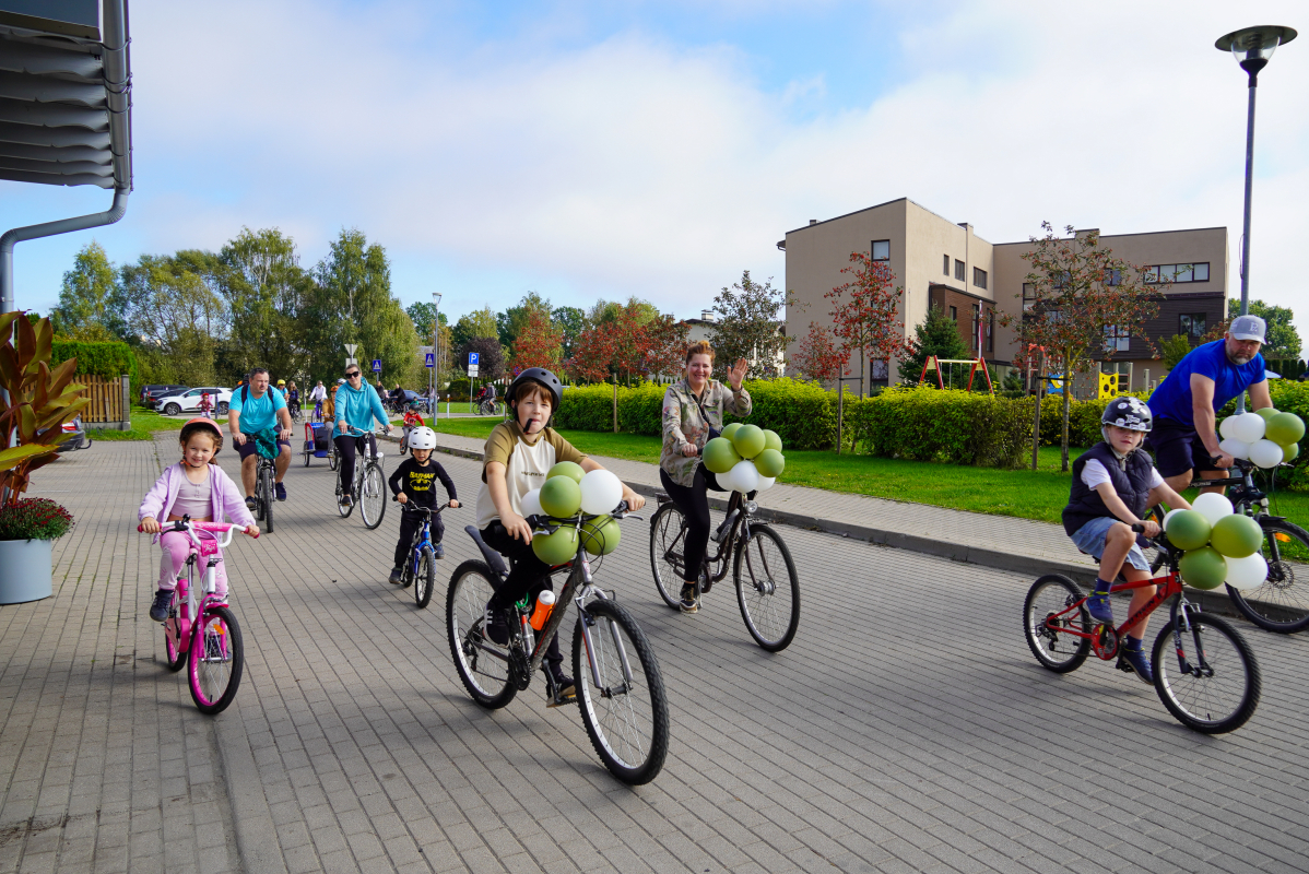 Bildē redzams Aktīvās tūrisma sezonas noslēguma velo brauciens Mārupes novadā